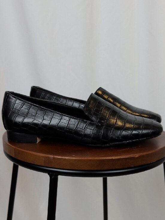 Shoes - NWT Chic Black Croc-Embossed Pointy Toe Flats – Brand New size 9W